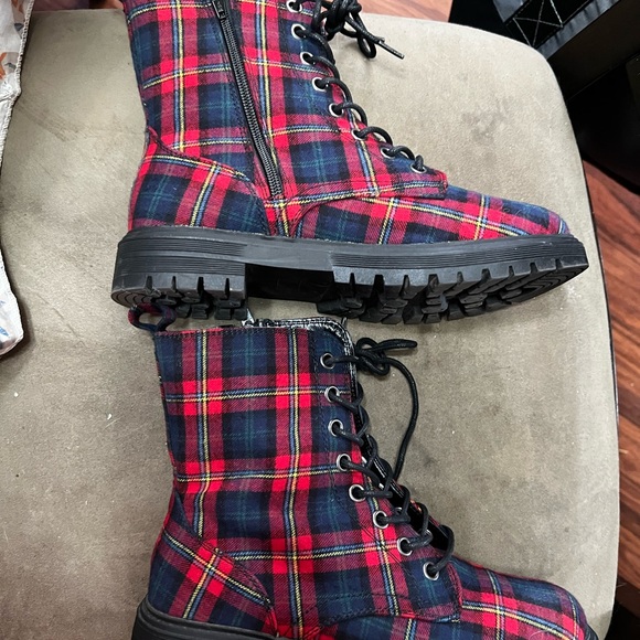 So women’s size 7 combat boots - Picture 6 of 6